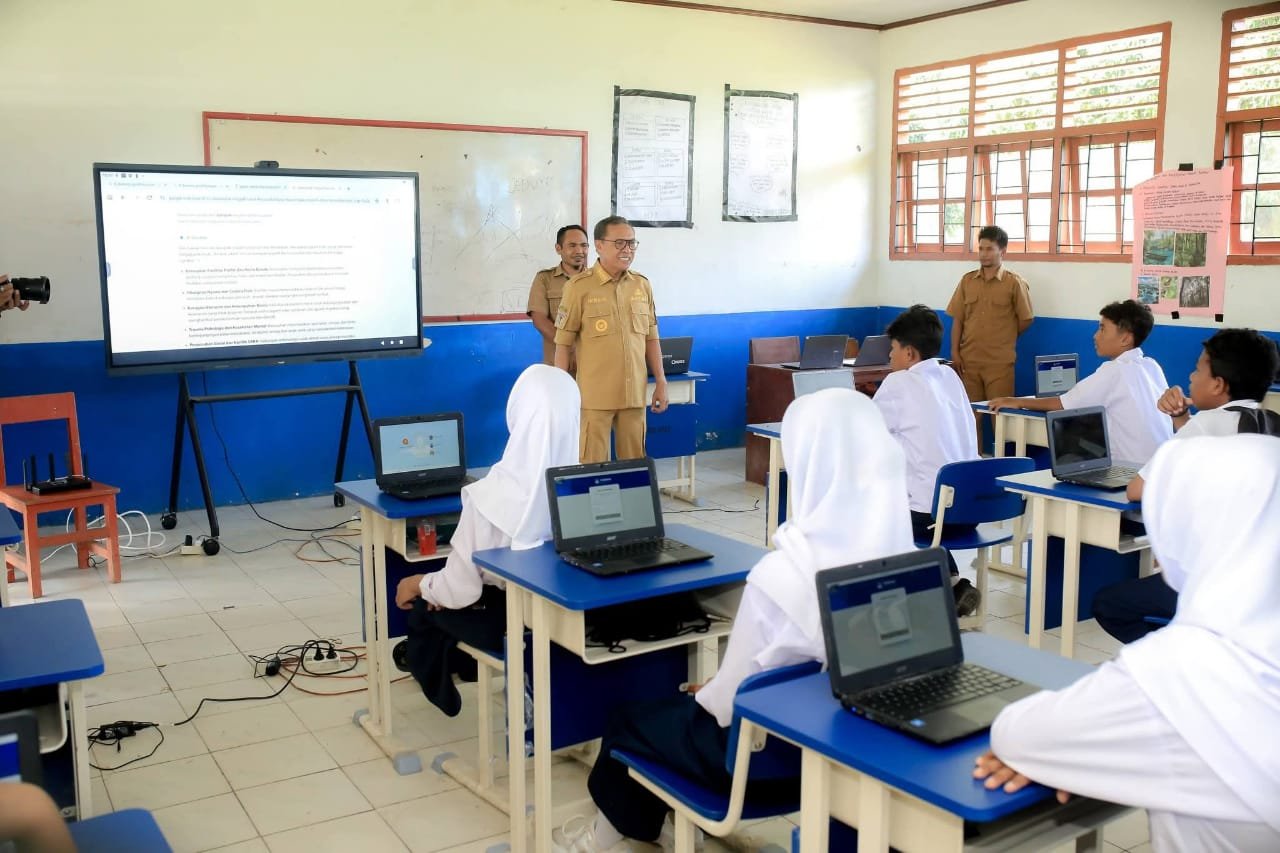 Bupati Halmahera Tengah Ikram Malan Sangadji saat memberikan motivasi dan pemulihan psikologis kepada siswa SMP Negeri 6 Banemo pasca konflik. - thewasesanews.com