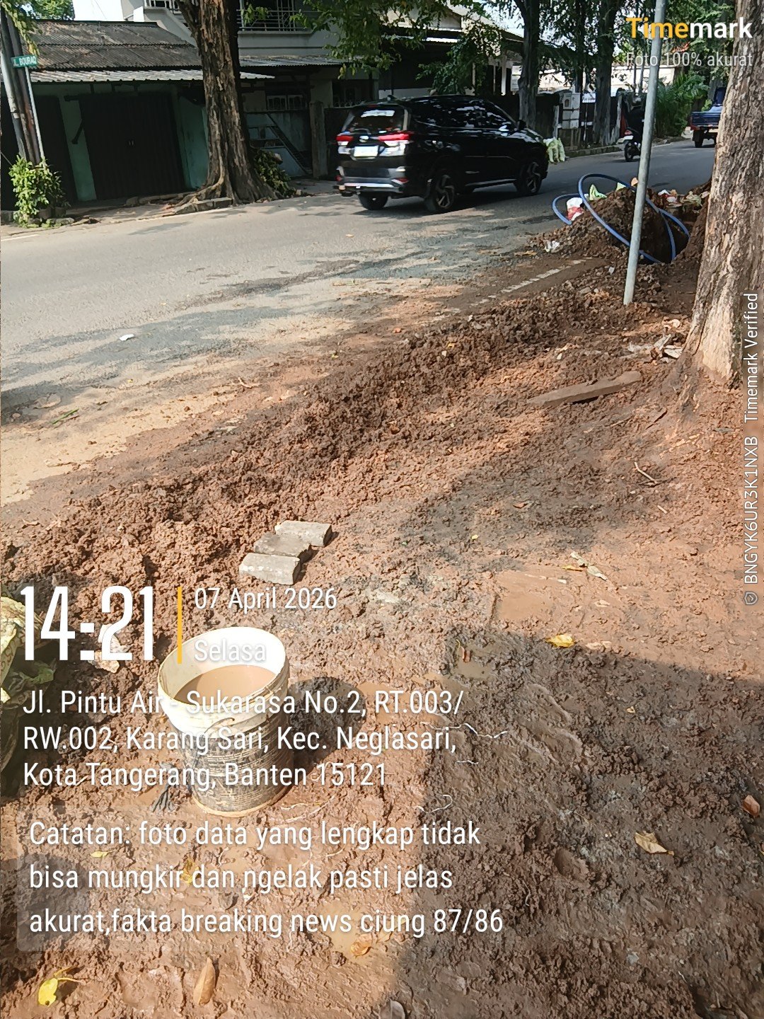Kondisi proyek galian fiber optik di Neglasari Kota Tangerang yang berantakan, tanpa rambu peringatan, dan pekerja tidak menggunakan alat pelindung diri. - thewasesanews.com
