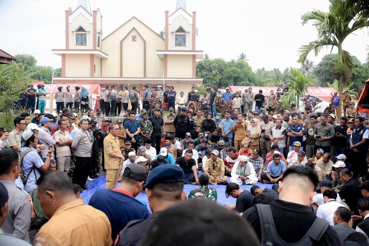 Bupati Halmahera Tengah Ikram Malan Sangadji saat memimpin prosesi saling memaafkan antara tokoh masyarakat Desa Sibenpopo dan Desa Banemo dalam bingkai Fagogoru. - thewasesanews.com