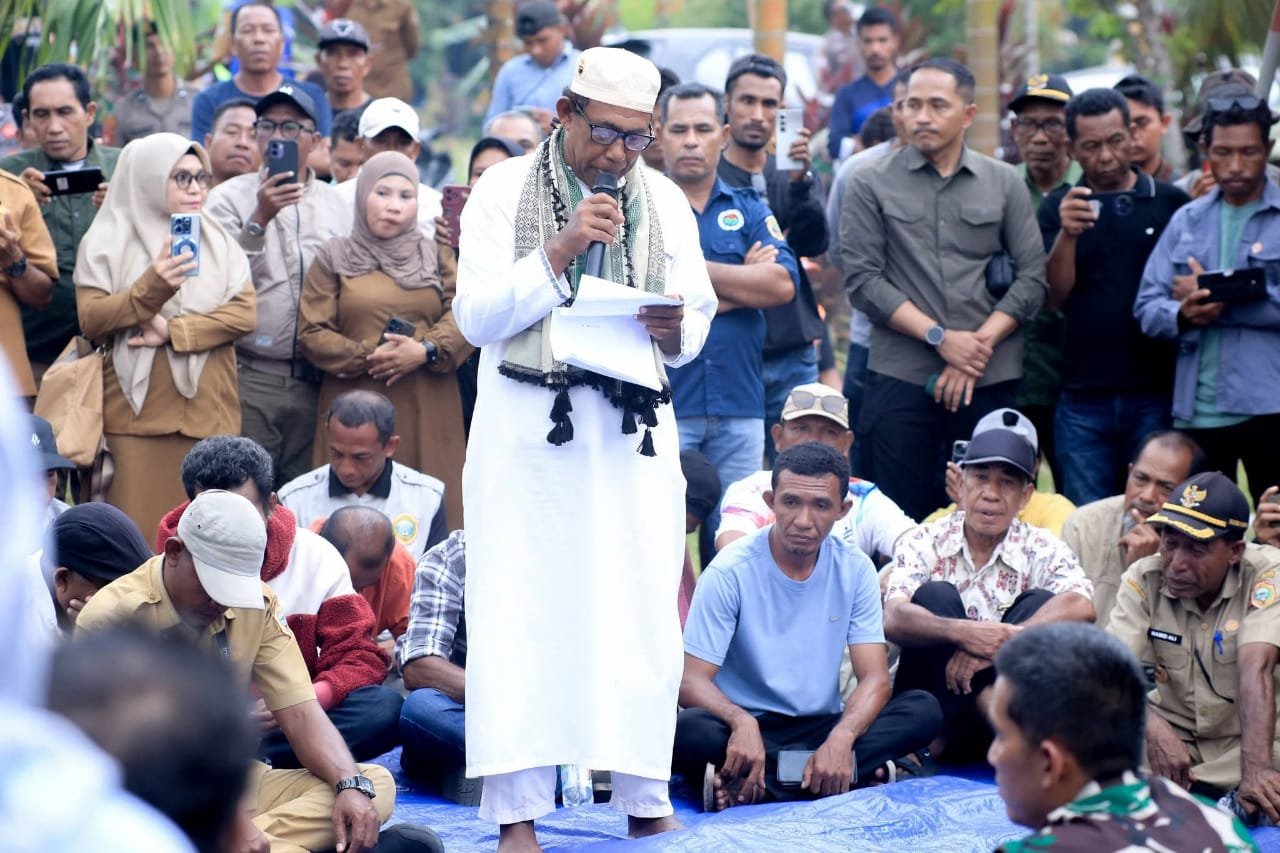 Bupati Halmahera Tengah Ikram Malan Sangadji saat memimpin prosesi saling memaafkan antara tokoh masyarakat Desa Sibenpopo dan Desa Banemo dalam bingkai Fagogoru. - thewasesanews.com