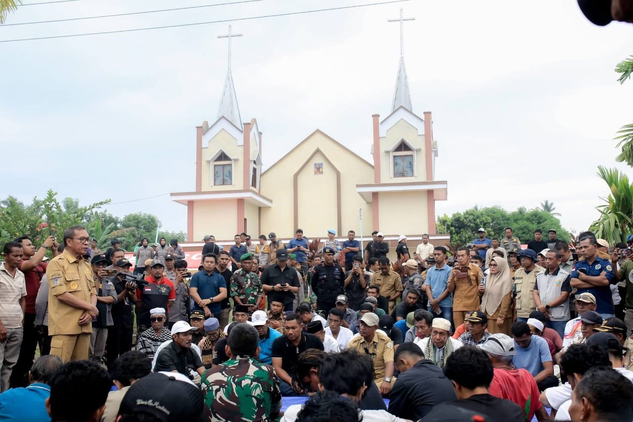 Bupati Halmahera Tengah Ikram Malan Sangadji saat memimpin prosesi saling memaafkan antara tokoh masyarakat Desa Sibenpopo dan Desa Banemo dalam bingkai Fagogoru. - thewasesanews.com