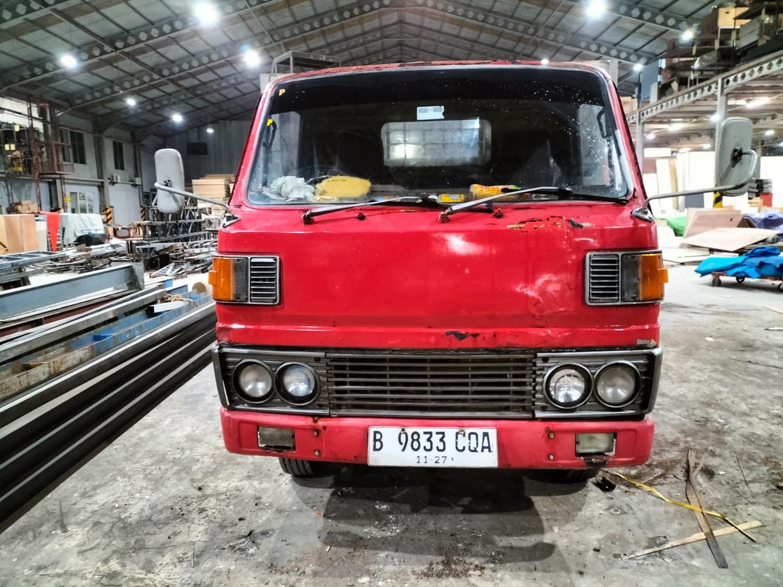 Anggota Unit Reskrim Polsek Teluknaga saat mengamankan barang bukti truk merah dan ratusan batang alumunium hasil pencurian di wilayah Kosambi, Tangerang. - thewasesanews.com