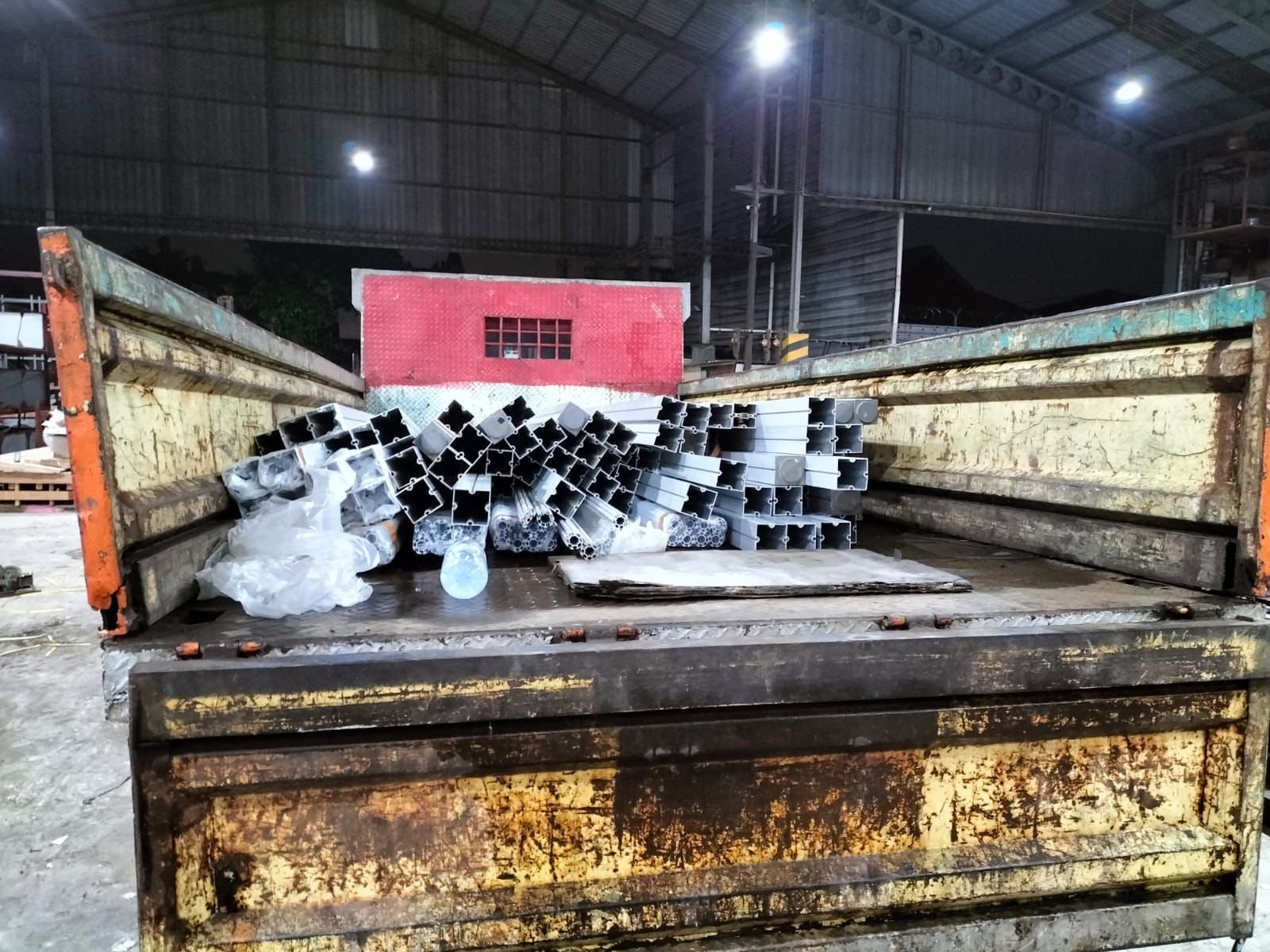 Anggota Unit Reskrim Polsek Teluknaga saat mengamankan barang bukti truk merah dan ratusan batang alumunium hasil pencurian di wilayah Kosambi, Tangerang. - thewasesanews.com