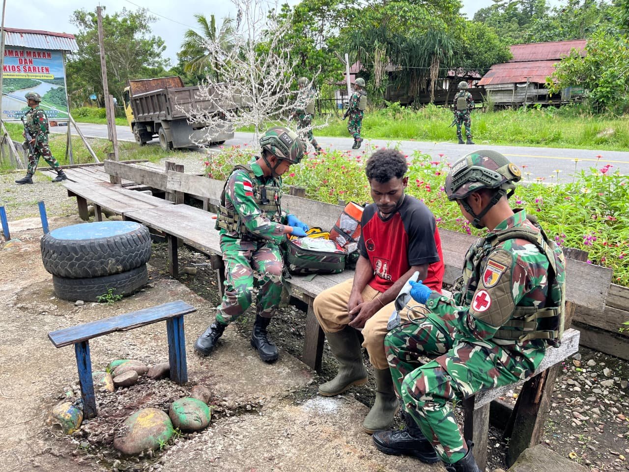 Personel tenaga medis Satgas Yonif 521/DY saat memberikan pemeriksaan kesehatan dan vitamin kepada warga Kampung Muaranawa di Distrik Airu, Kabupaten Jayapura. -thewasesanews.com