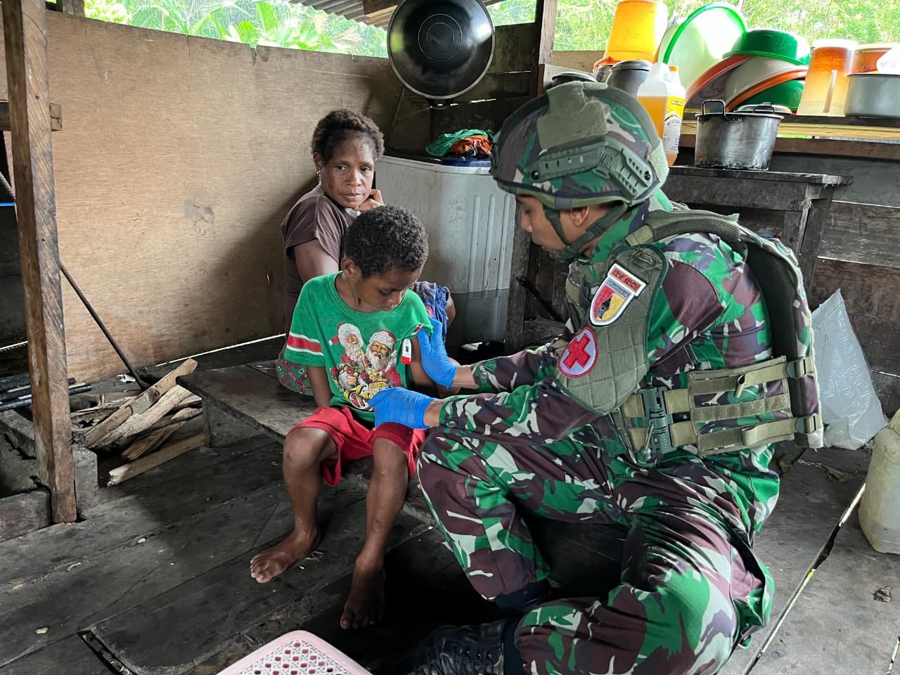 Personel tenaga medis Satgas Yonif 521/DY saat memberikan pemeriksaan kesehatan dan vitamin kepada warga Kampung Muaranawa di Distrik Airu, Kabupaten Jayapura. - thewasesanews.com