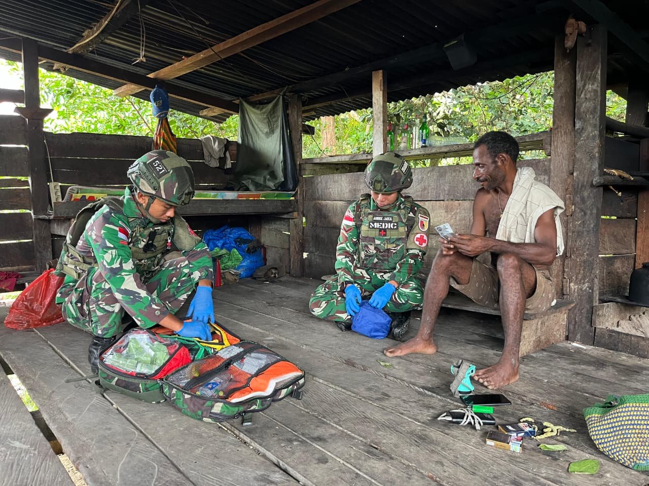 Personel tenaga medis Satgas Yonif 521/DY saat memberikan pemeriksaan kesehatan dan vitamin kepada warga Kampung Muaranawa di Distrik Airu, Kabupaten Jayapura. - thewasesanews.com