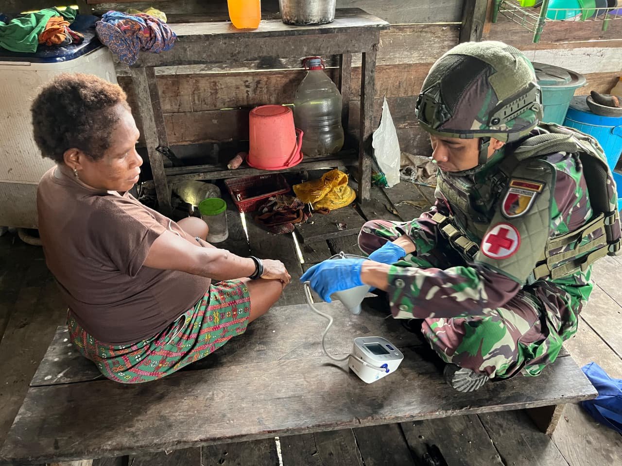 Personel tenaga medis Satgas Yonif 521/DY saat memberikan pemeriksaan kesehatan dan vitamin kepada warga Kampung Muaranawa di Distrik Airu, Kabupaten Jayapura. - thewasesanews.com