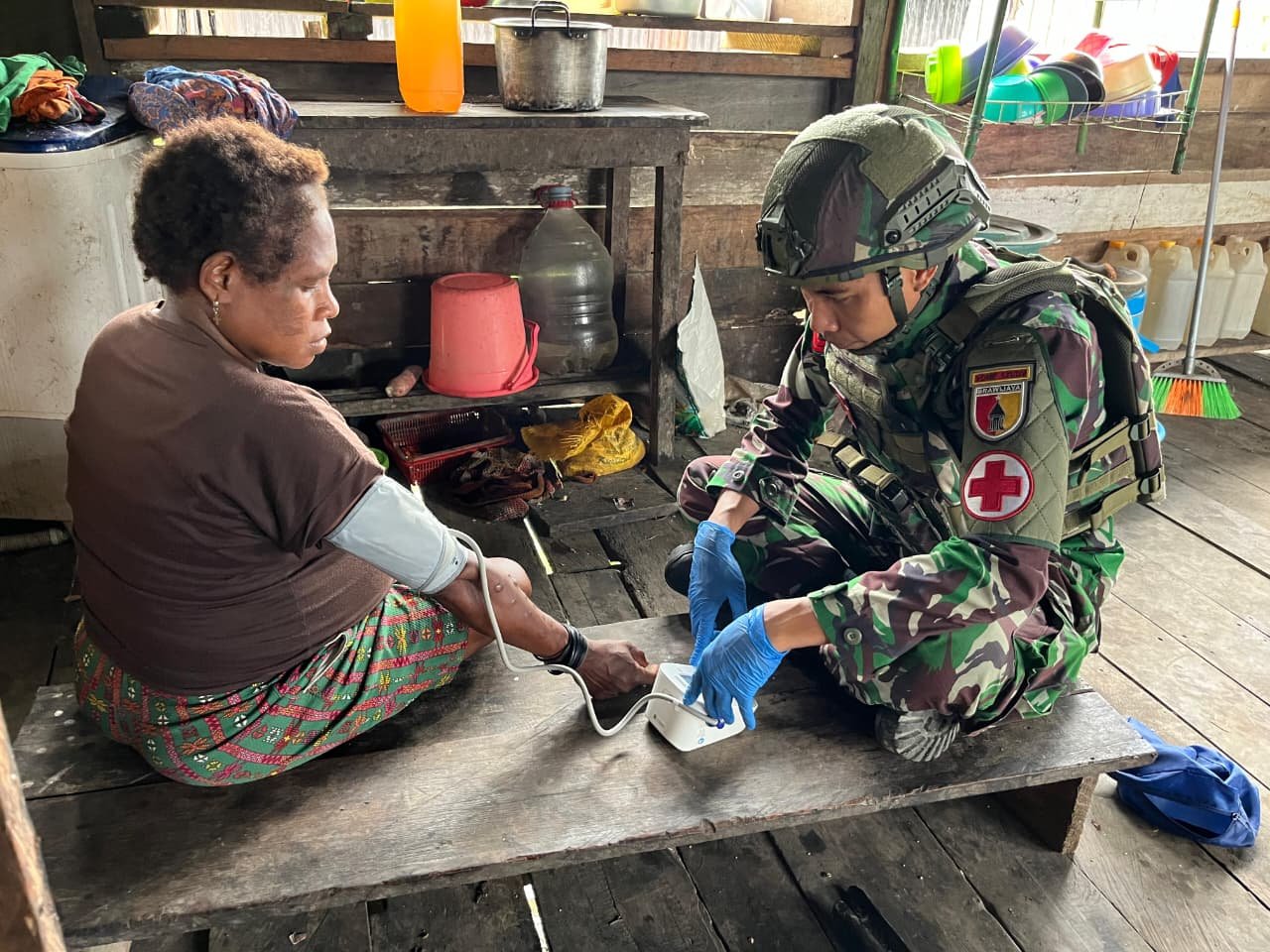 Personel tenaga medis Satgas Yonif 521/DY saat memberikan pemeriksaan kesehatan dan vitamin kepada warga Kampung Muaranawa di Distrik Airu, Kabupaten Jayapura. - thewasesanews.com