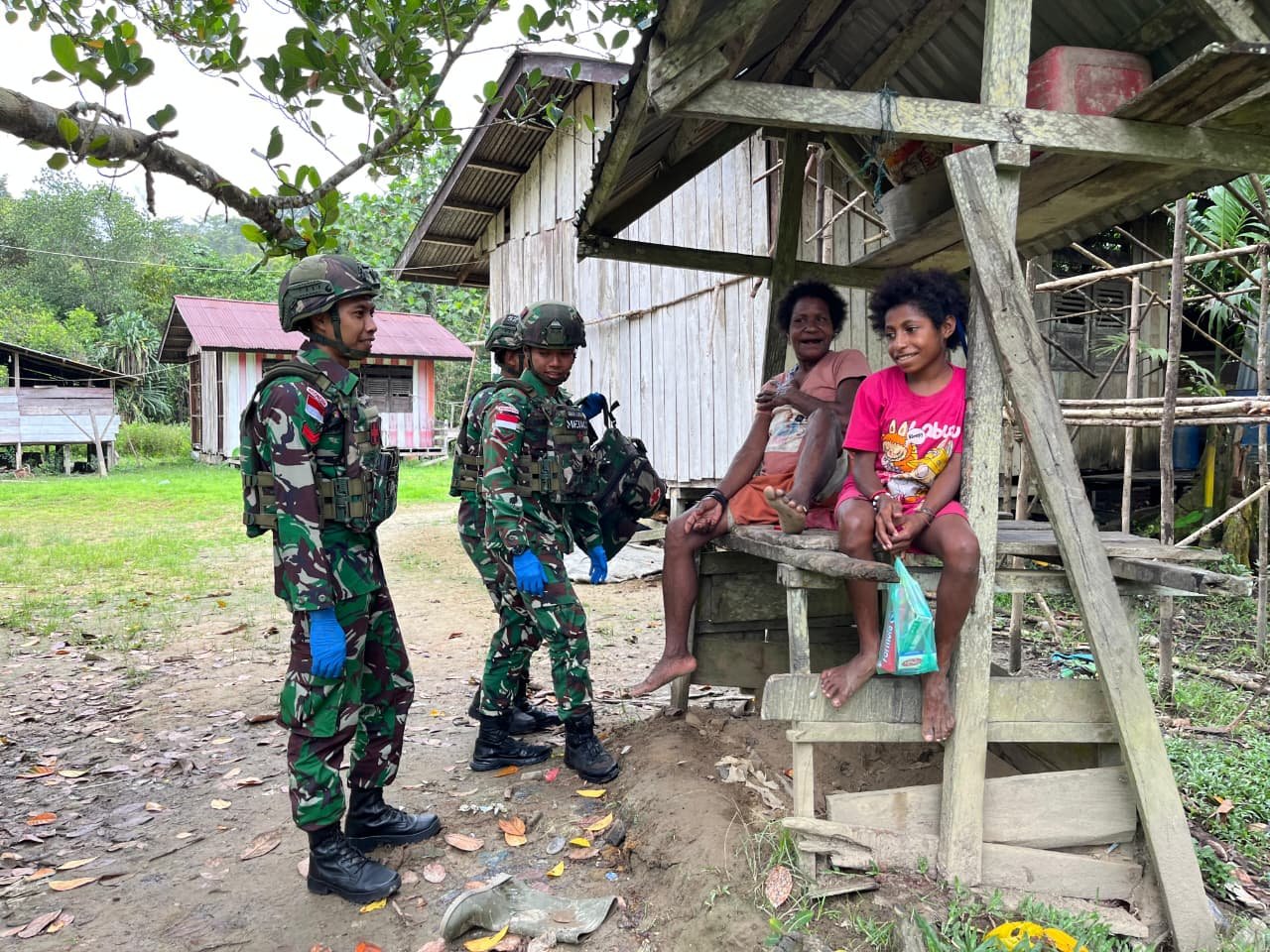 Personel tenaga medis Satgas Yonif 521/DY saat memberikan pemeriksaan kesehatan dan vitamin kepada warga Kampung Muaranawa di Distrik Airu, Kabupaten Jayapura. - thewasesanews.com