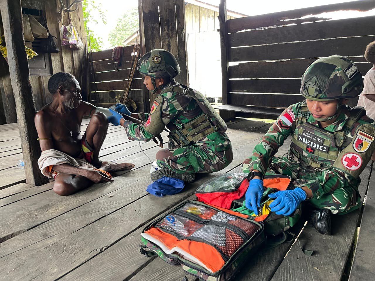 Personel tenaga medis Satgas Yonif 521/DY saat memberikan pemeriksaan kesehatan dan vitamin kepada warga Kampung Muaranawa di Distrik Airu, Kabupaten Jayapura. - thewasesanews.com