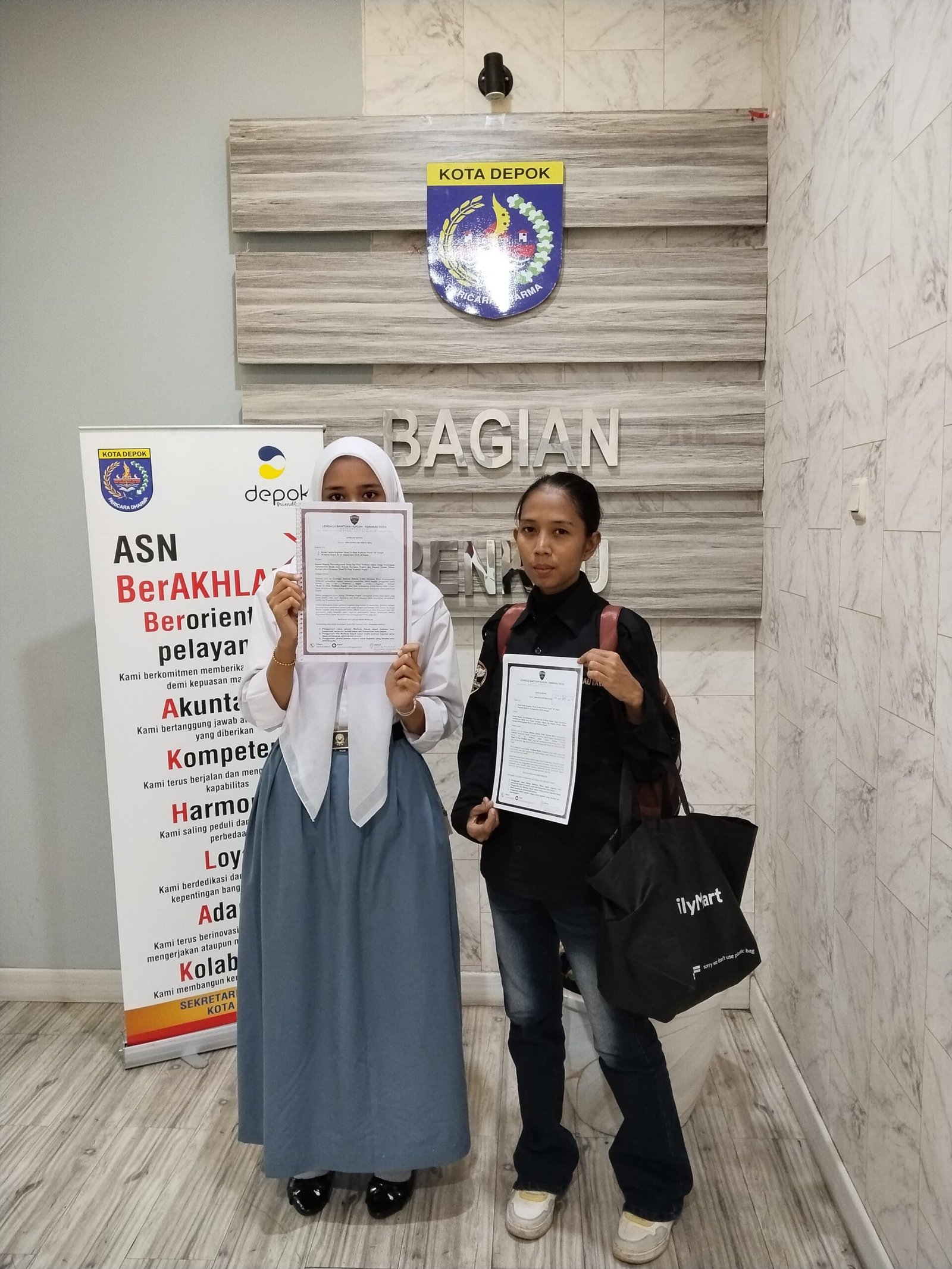 Lia Sekjend LBH Harimau Raya Saat Menyerahkan Surat Somasi Kepada Kantor Walikota Depok. - Thewasesanews.comb