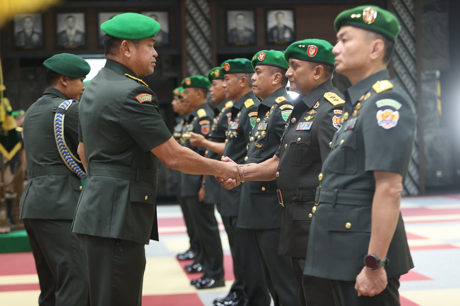 Kepala Staf Angkatan Darat Kasad Jenderal TNI Maruli Simanjuntak saat memimpin prosesi Sertijab tiga Pangdam dan Kapuskesad di Mabesad Jakarta. - thewasesanews.com