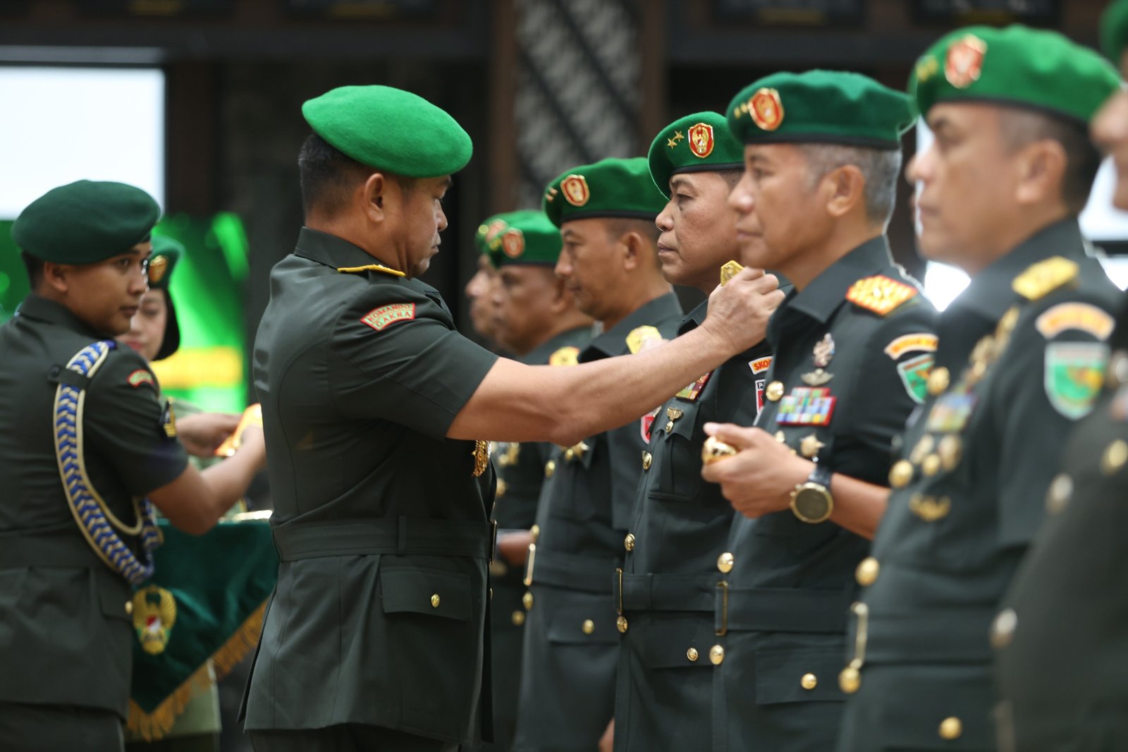 Kepala Staf Angkatan Darat Kasad Jenderal TNI Maruli Simanjuntak saat memimpin prosesi Sertijab tiga Pangdam dan Kapuskesad di Mabesad Jakarta. - thewasesanews.com
