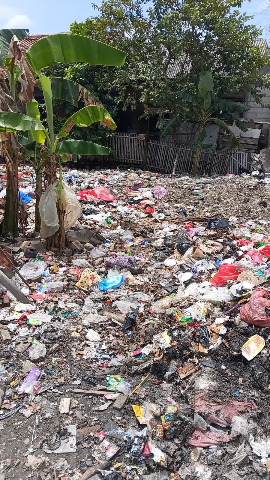 Kondisi tumpukan sampah di TPS Liar Jurumudi Tangerang yang berada di lahan milik PUPR dan dikeluhkan warga sekitar. - thewasesanews.com
