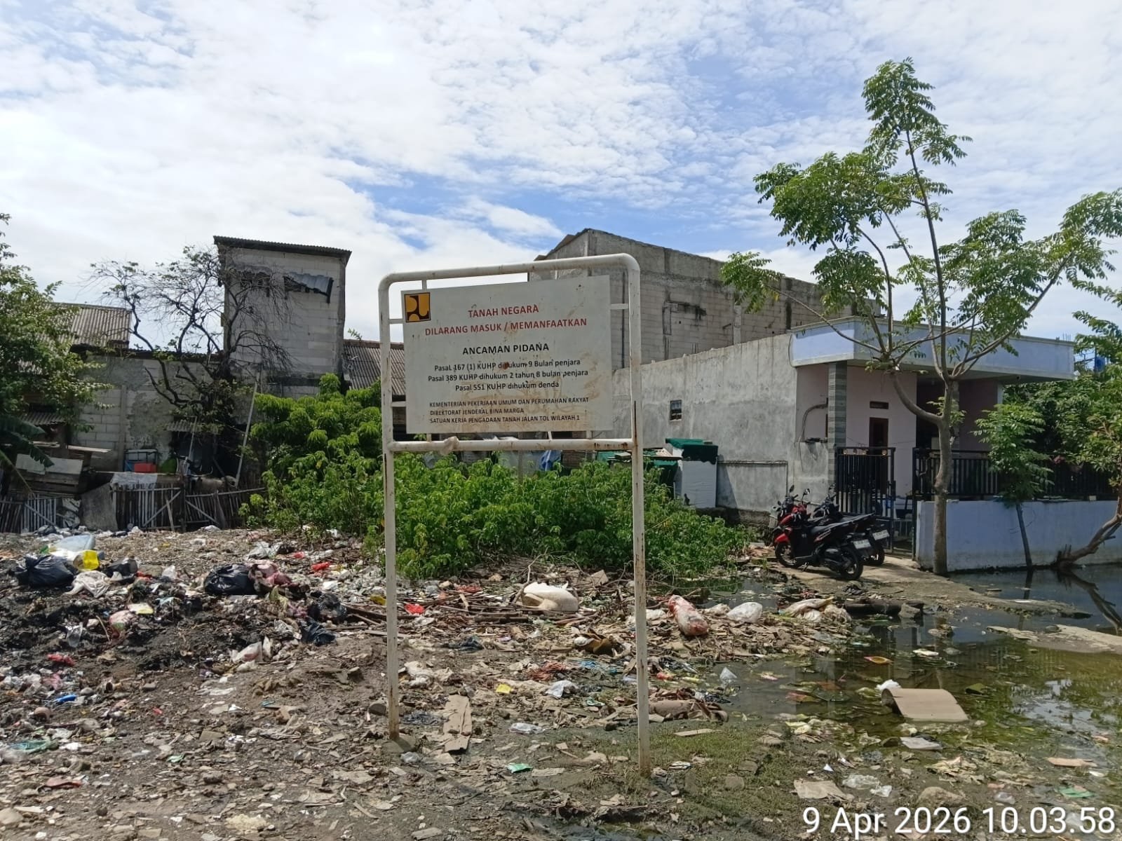 Kondisi tumpukan sampah di TPS Liar Jurumudi Tangerang yang berada di lahan milik PUPR dan dikeluhkan warga sekitar. - thewasesanews.com