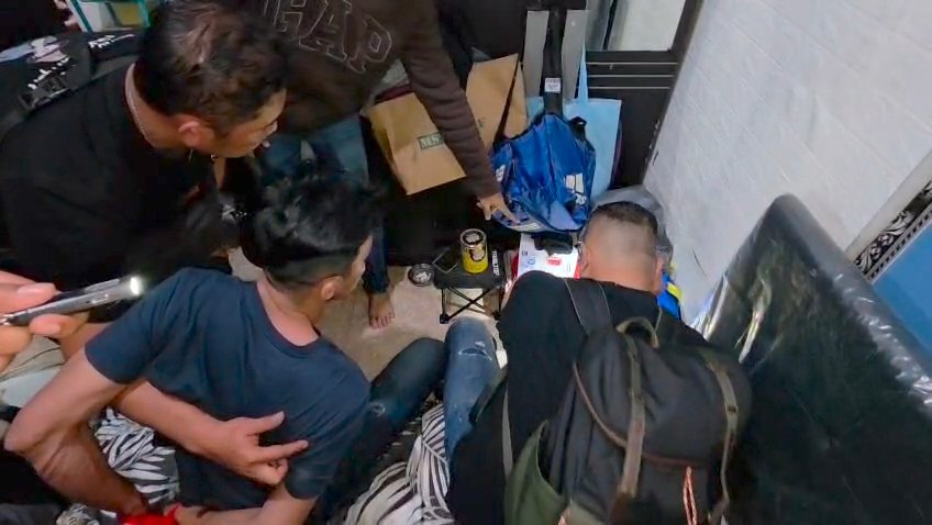 Tersangka pada saat di tangkap oleh anggota polsek pinang. - thewasesanews.com