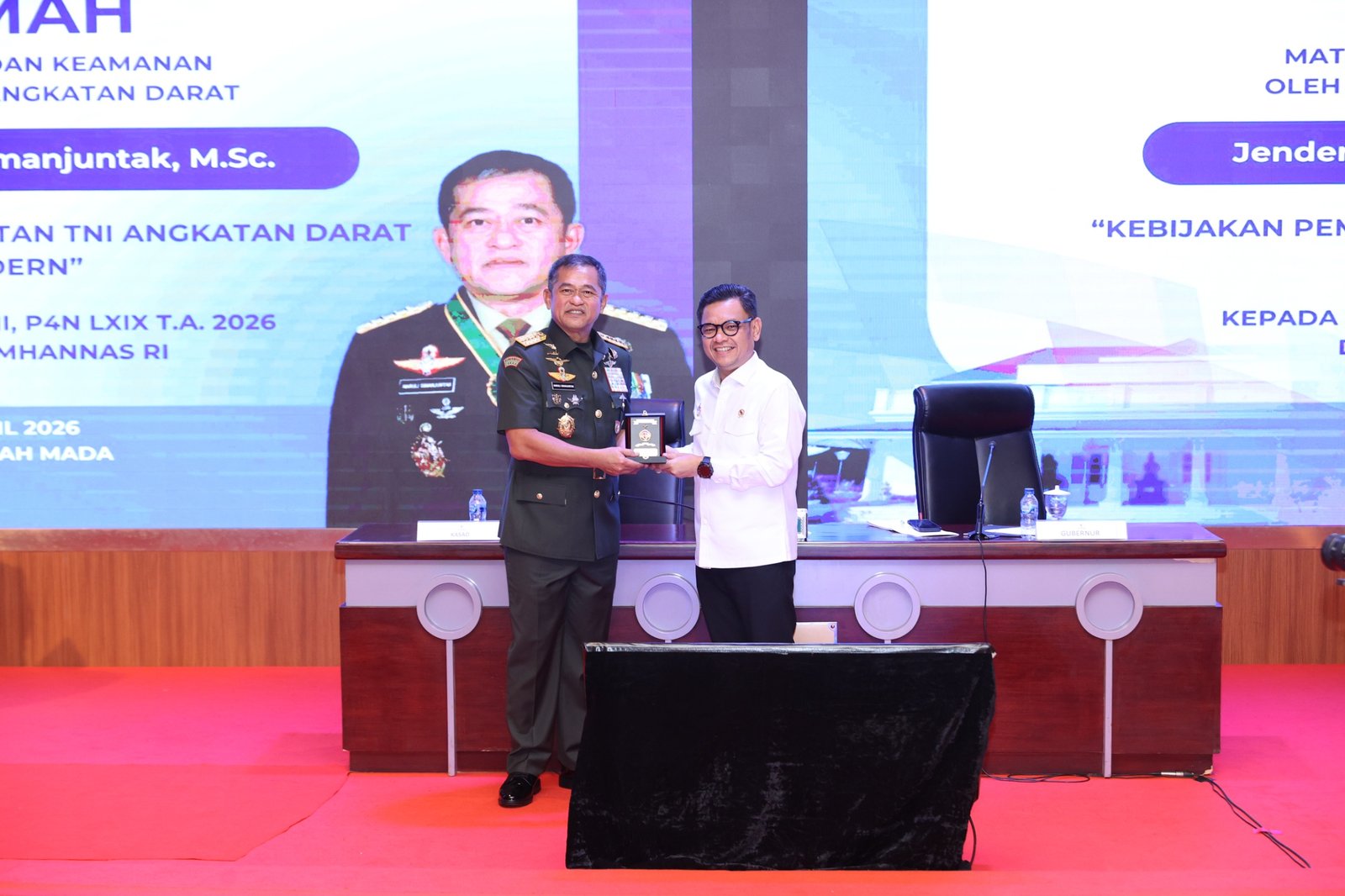 Potret Kasad Jenderal TNI Maruli Simanjuntak, M.Sc., saat berdiri di podium memberikan pembekalan strategis kepada peserta P3N Angkatan XXVII dan P4N Angkatan LXIX di Gedung Panca Gatra Lemhannas RI. - thewasesanews.com