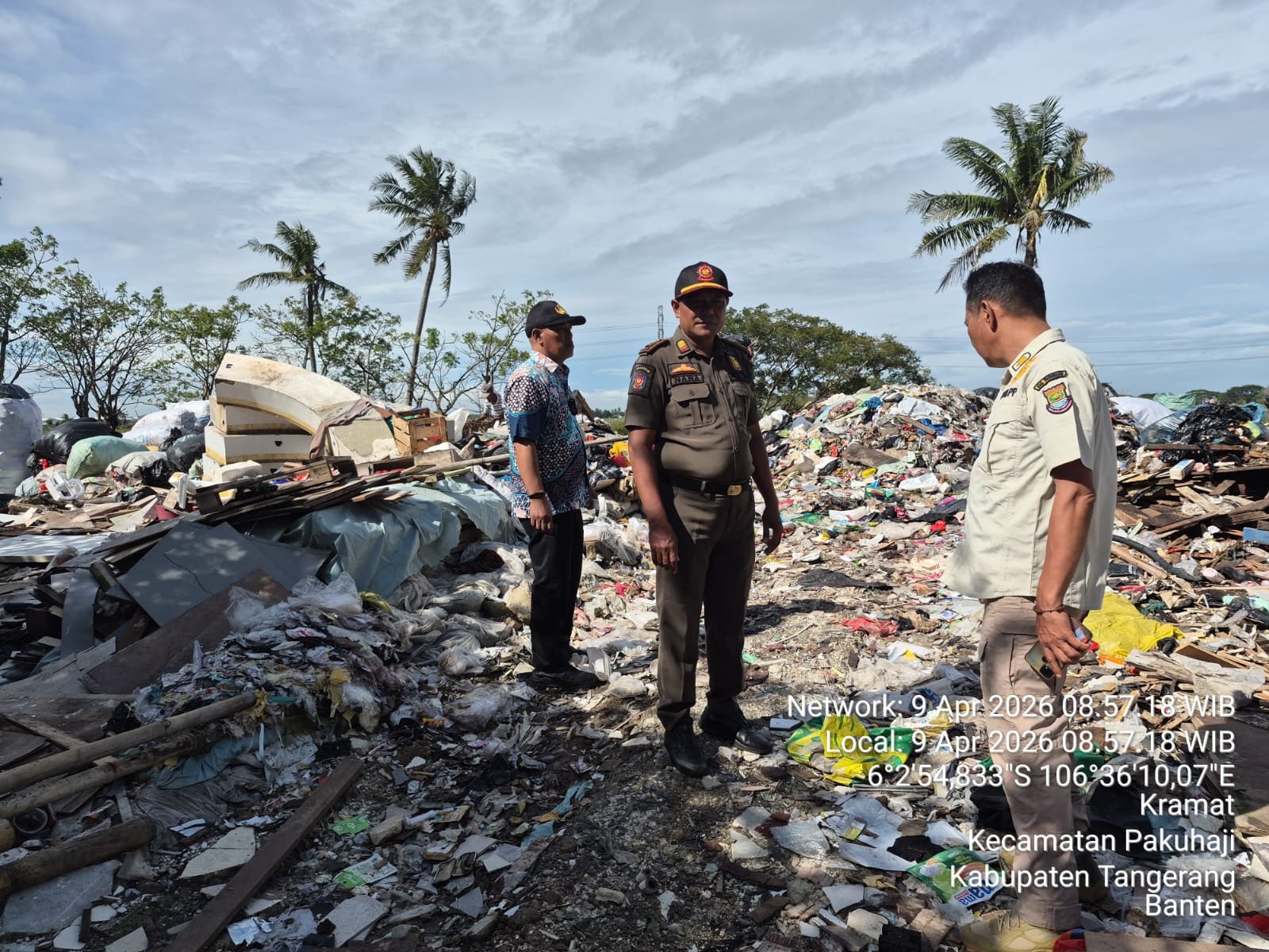 Petugas DLHK dan Satpol PP Kabupaten Tangerang saat memasang garis penyegelan di depan tumpukan sampah pengelola swasta Desa Kramat Pakuhaji sebagai tindakan tegas pasca protes warga.- thewasesanews.com