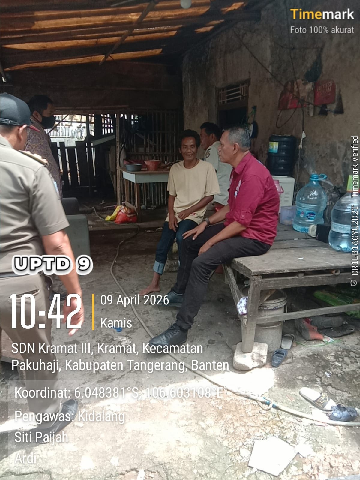 Petugas DLHK dan Satpol PP Kabupaten Tangerang saat memasang garis penyegelan di depan tumpukan sampah pengelola swasta Desa Kramat Pakuhaji sebagai tindakan tegas pasca protes warga. - thewasesanews.com