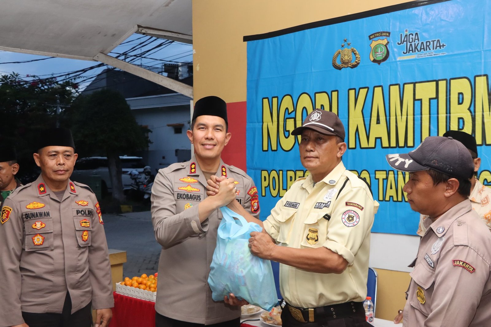 Foto Wakapolres Metro Tangerang Kota AKBP Eko Bagus Riyadi saat memberikan kentongan kepada warga perumahan Simprug Poris Jaya dalam kegiatan Ngopi Kamtibmas Polres Tangerang untuk bahas keamanan.-thewasesanews.com