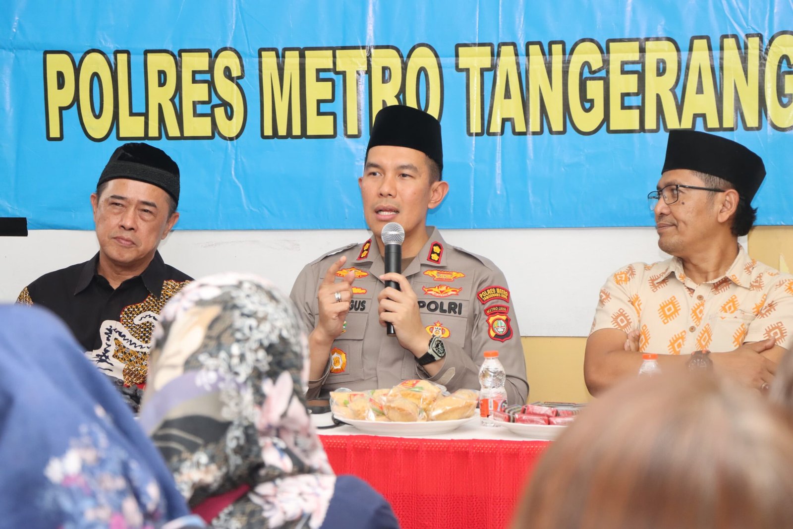 Foto Wakapolres Metro Tangerang Kota AKBP Eko Bagus Riyadi saat memberikan kentongan kepada warga perumahan Simprug Poris Jaya dalam kegiatan Ngopi Kamtibmas Polres Tangerang untuk bahas keamanan. - the wasesanews.com