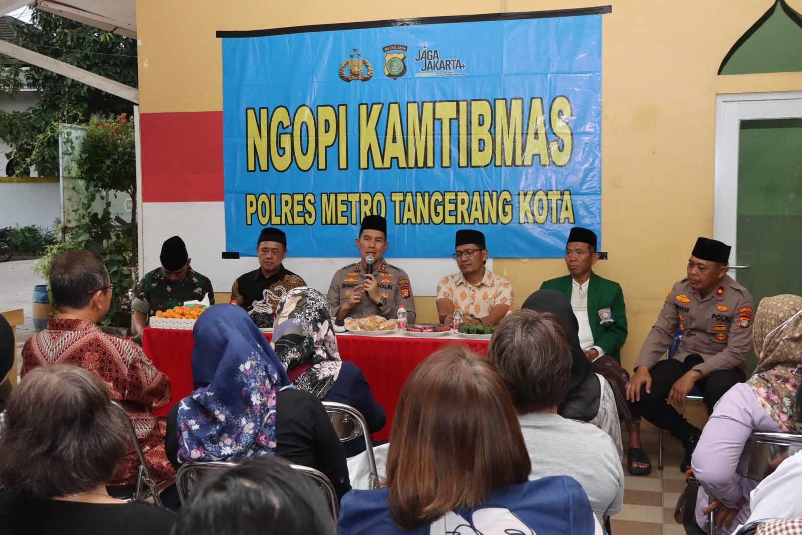 Foto Wakapolres Metro Tangerang Kota AKBP Eko Bagus Riyadi saat memberikan kentongan kepada warga perumahan Simprug Poris Jaya dalam kegiatan Ngopi Kamtibmas Polres Tangerang untuk bahas keamanan. - thewasesanews.com