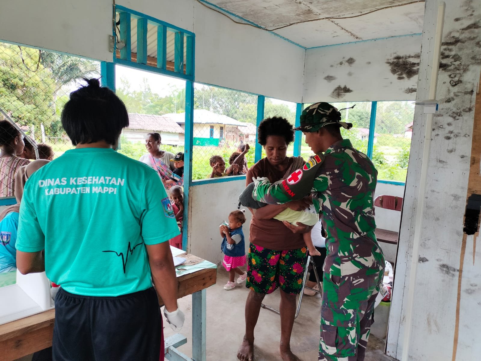 Personel Satgas Yonif 123/Rajawali bersama tenaga medis Puskesmas Wonggi saat memberikan materi penyuluhan pola hidup sehat kepada warga di Pos Wonggi perbatasan RI-PNG pada 10 April 2026. - thewasesanews.com