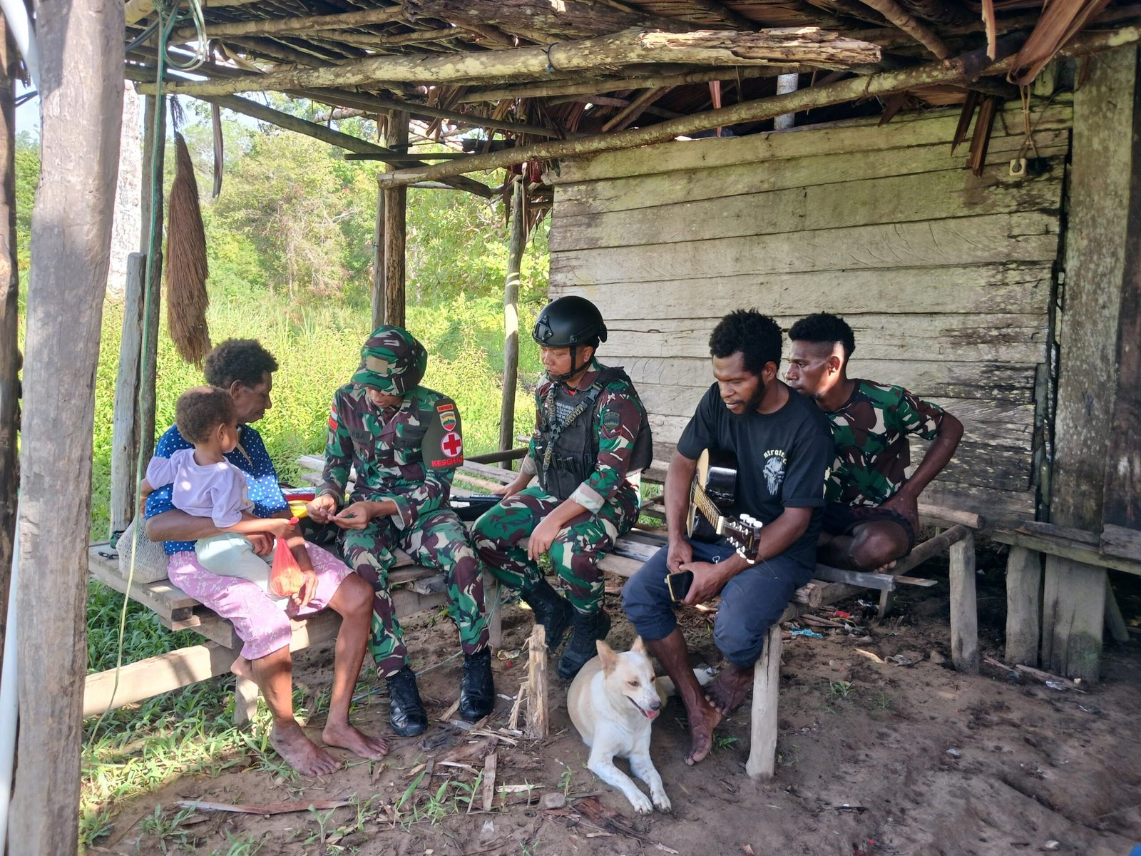 Personel Satgas Yonif 123/Rajawali bersama tenaga medis Puskesmas Wonggi saat memberikan materi penyuluhan pola hidup sehat kepada warga di Pos Wonggi perbatasan RI-PNG pada 10 April 2026. - thewasesanews.com