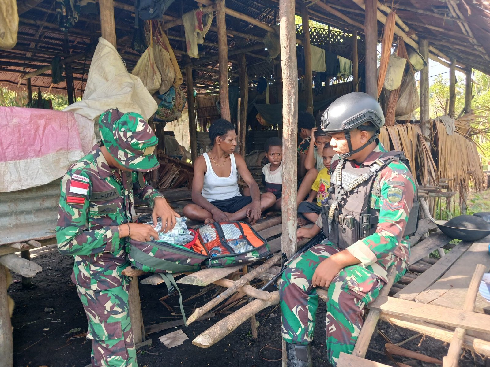 Personel Satgas Yonif 123/Rajawali bersama tenaga medis Puskesmas Wonggi saat memberikan materi penyuluhan pola hidup sehat kepada warga di Pos Wonggi perbatasan RI-PNG pada 10 April 2026. - thewasesanews.com