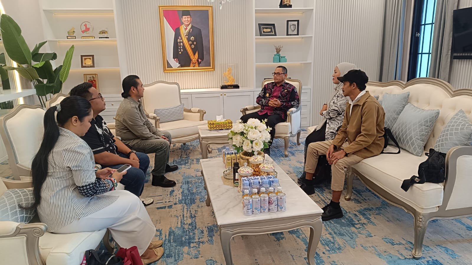 Momen Wakil Gubernur Kaltim Seno Aji saat menerima kunjungan pengurus PJI Kaltim di Kantor Gubernur guna membahas peningkatan kualitas jurnalisme melalui sertifikasi kompetensi pada 9 April 2026. - thewasesanews.com