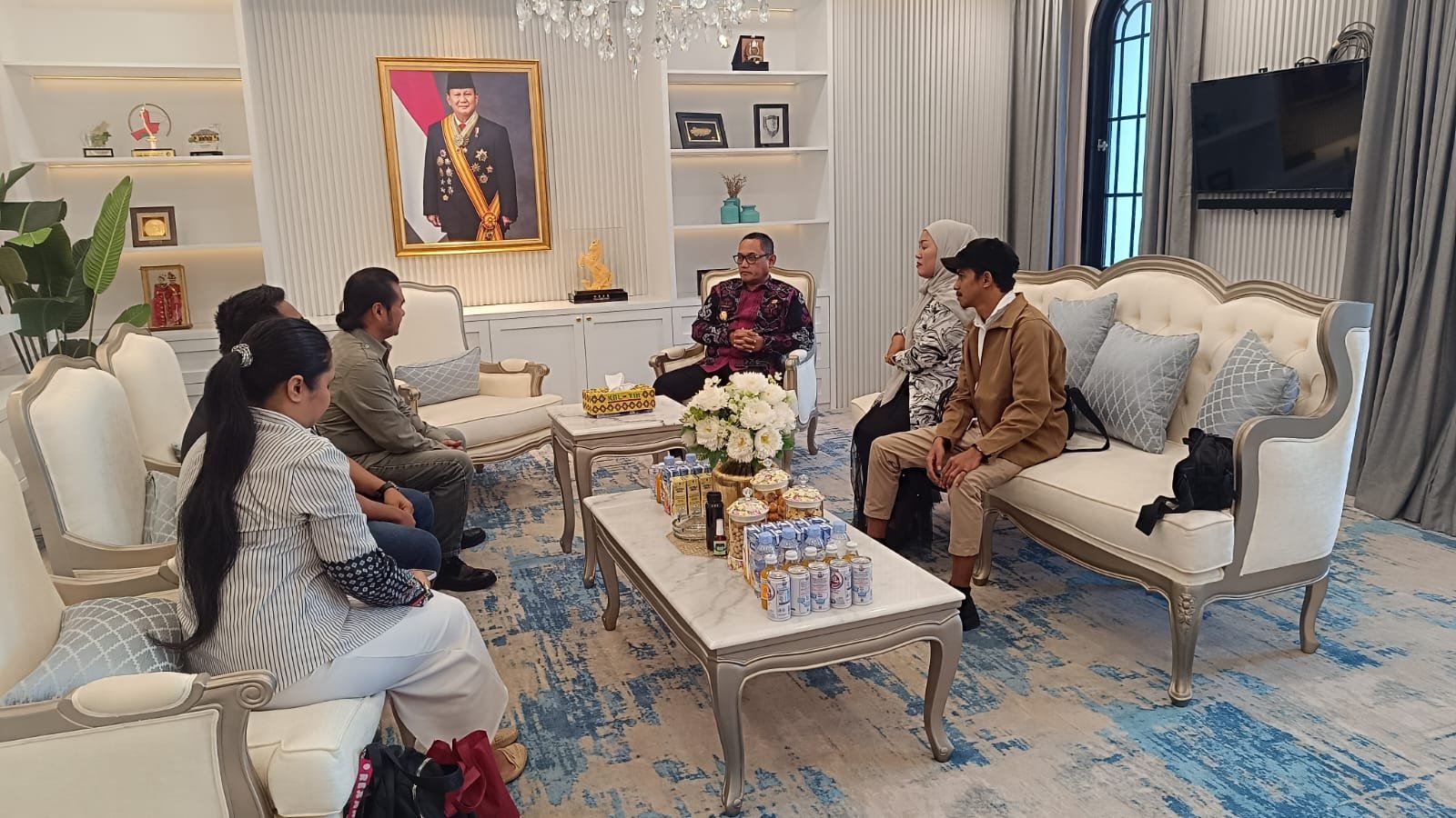 Momen Wakil Gubernur Kaltim Seno Aji saat menerima kunjungan pengurus PJI Kaltim di Kantor Gubernur guna membahas peningkatan kualitas jurnalisme melalui sertifikasi kompetensi pada 9 April 2026. - thewasesanews.com