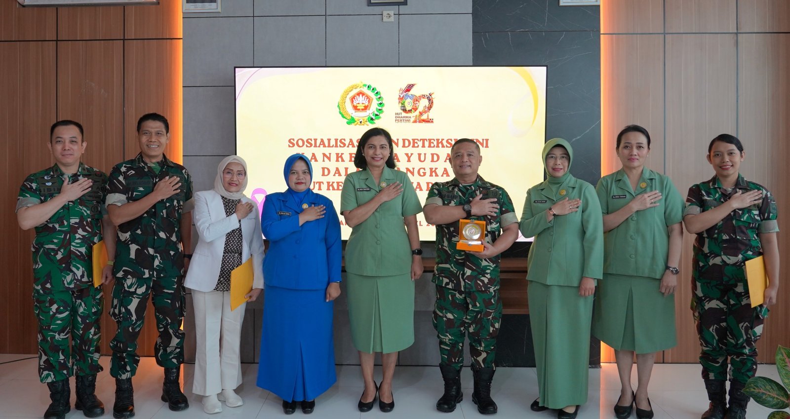 Ketua Dharma Pertiwi Daerah P, Ny. Mevi Christian Tehuteru, saat meninjau kegiatan Kesadaran Kanker Payudara Dharma Pertiwi di RS TK.III J.A. Dimara pada 9 April 2026. - thewasesanews.com