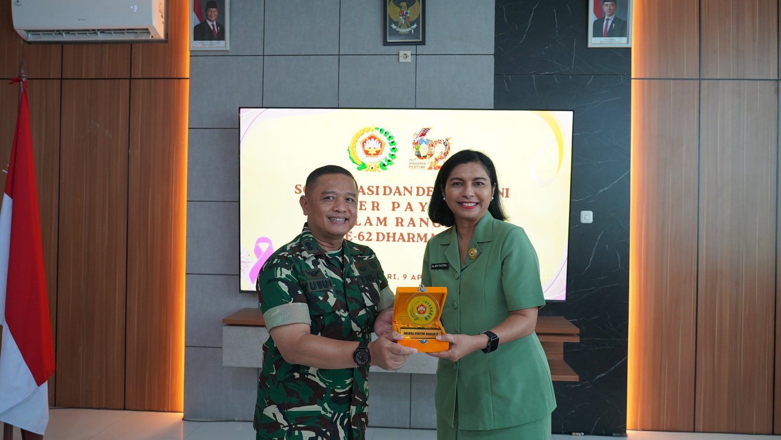 Ketua Dharma Pertiwi Daerah P, Ny. Mevi Christian Tehuteru, saat meninjau kegiatan Kesadaran Kanker Payudara Dharma Pertiwi di RS TK.III J.A. Dimara pada 9 April 2026. - thewasesanews.com