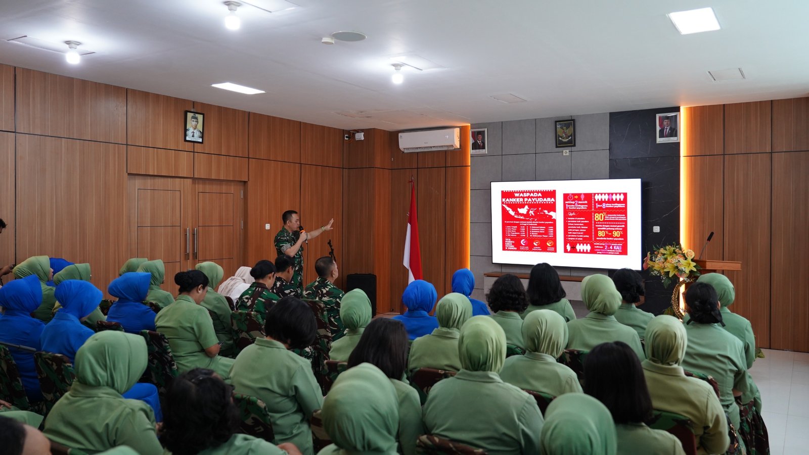 Ketua Dharma Pertiwi Daerah P, Ny. Mevi Christian Tehuteru, saat meninjau kegiatan Kesadaran Kanker Payudara Dharma Pertiwi di RS TK.III J.A. Dimara pada 9 April 2026. - thewasesanews.com