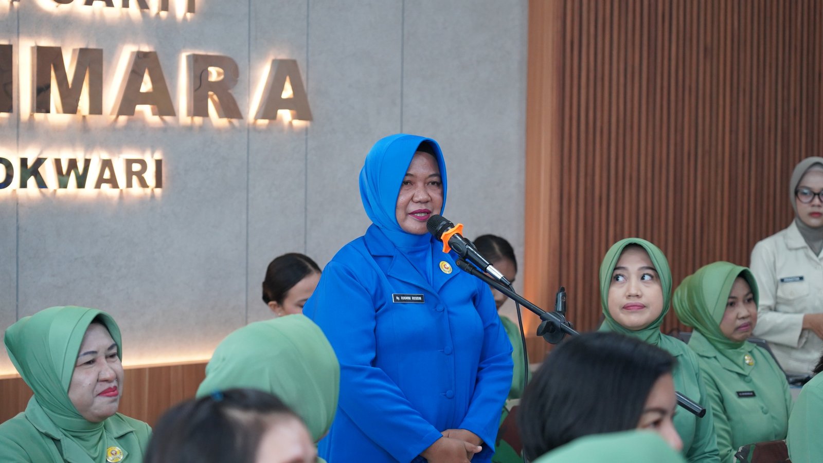 Ketua Dharma Pertiwi Daerah P, Ny. Mevi Christian Tehuteru, saat meninjau kegiatan Kesadaran Kanker Payudara Dharma Pertiwi di RS TK.III J.A. Dimara pada 9 April 2026. - thewasesanews.com