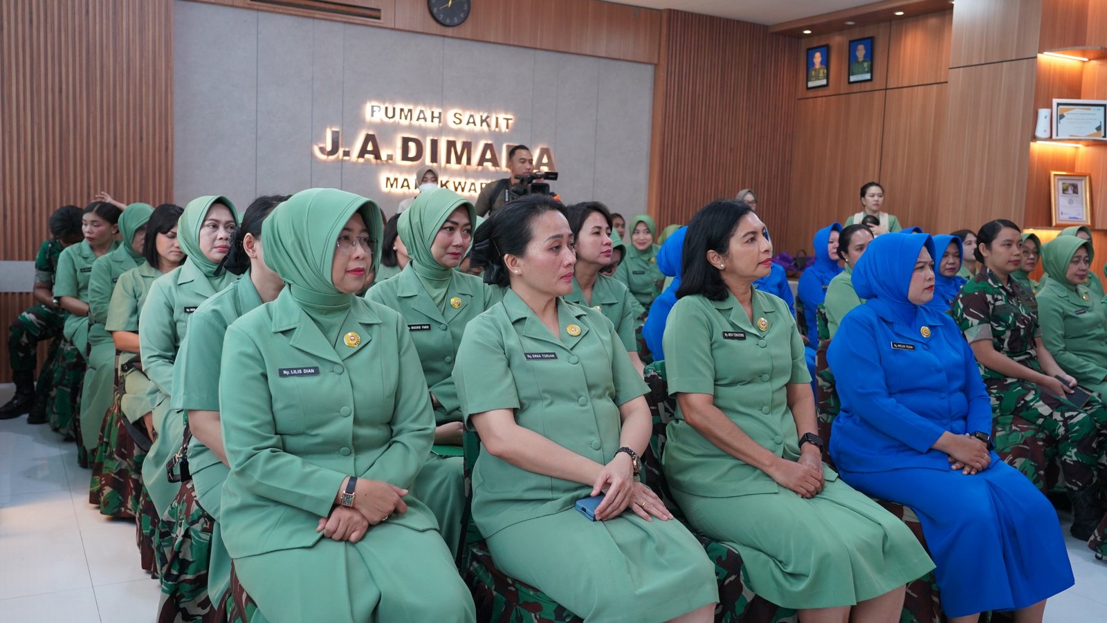 Ketua Dharma Pertiwi Daerah P, Ny. Mevi Christian Tehuteru, saat meninjau kegiatan Kesadaran Kanker Payudara Dharma Pertiwi di RS TK.III J.A. Dimara pada 9 April 2026. - thewasesanews.com