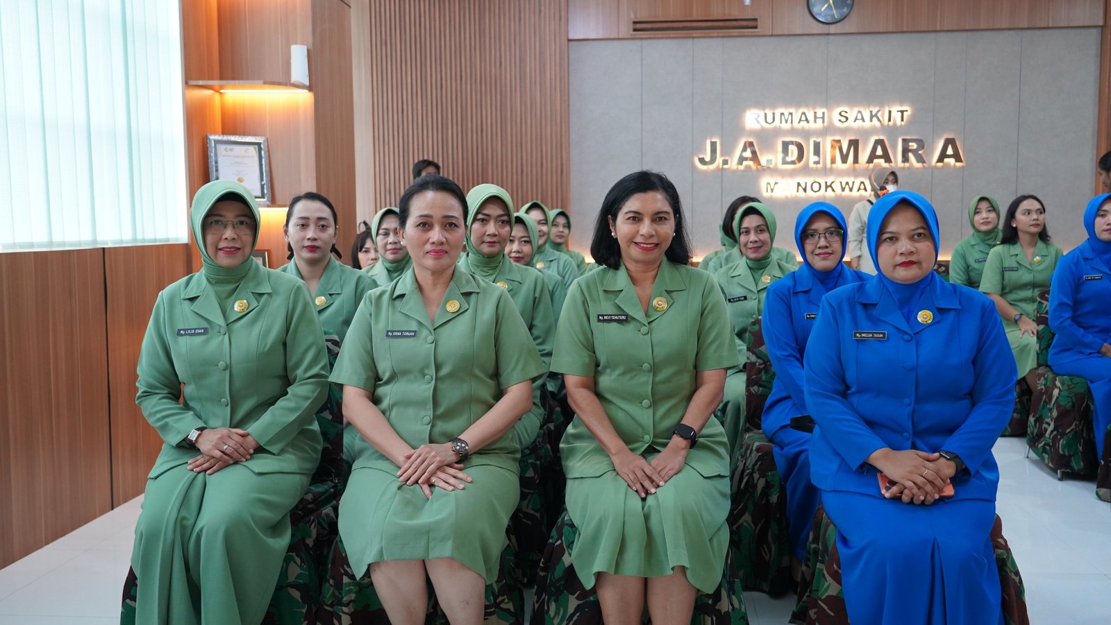 Ketua Dharma Pertiwi Daerah P, Ny. Mevi Christian Tehuteru, saat meninjau kegiatan Kesadaran Kanker Payudara Dharma Pertiwi di RS TK.III J.A. Dimara pada 9 April 2026. - thewasesanews.com