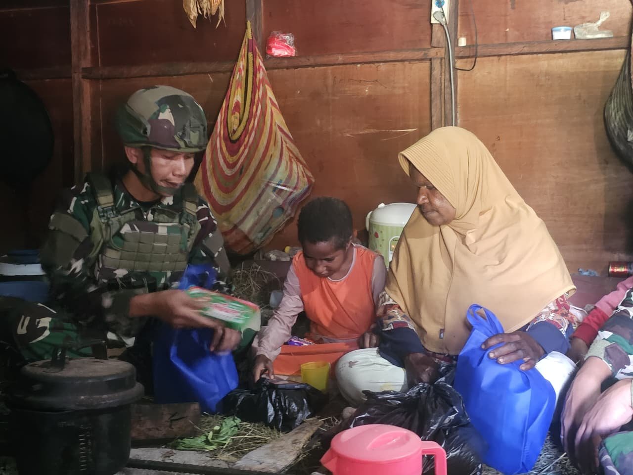 Prajurit bersama warga menerapkan program Honai Sehat Satgas Yonif 521/DY melalui karya bakti pembersihan lingkungan pemukiman adat di Distrik Walesi, Kabupaten Jayawijaya. - thewasesanews.com