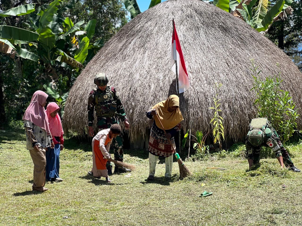 Prajurit bersama warga menerapkan program Honai Sehat Satgas Yonif 521/DY melalui karya bakti pembersihan lingkungan pemukiman adat di Distrik Walesi, Kabupaten Jayawijaya. - thewasesanews.com
