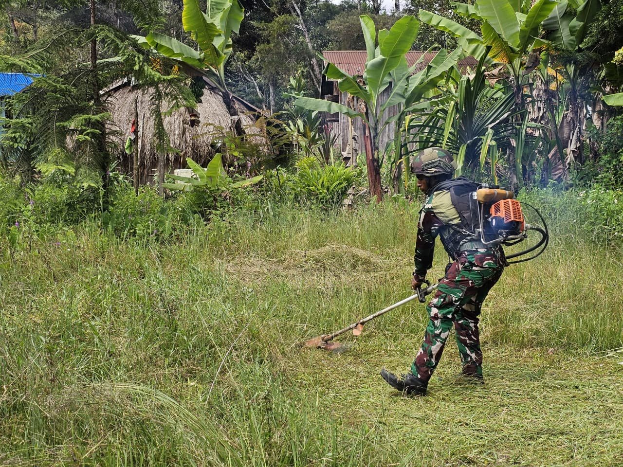 Prajurit bersama warga menerapkan program Honai Sehat Satgas Yonif 521/DY melalui karya bakti pembersihan lingkungan pemukiman adat di Distrik Walesi, Kabupaten Jayawijaya. - thewasesanews.com