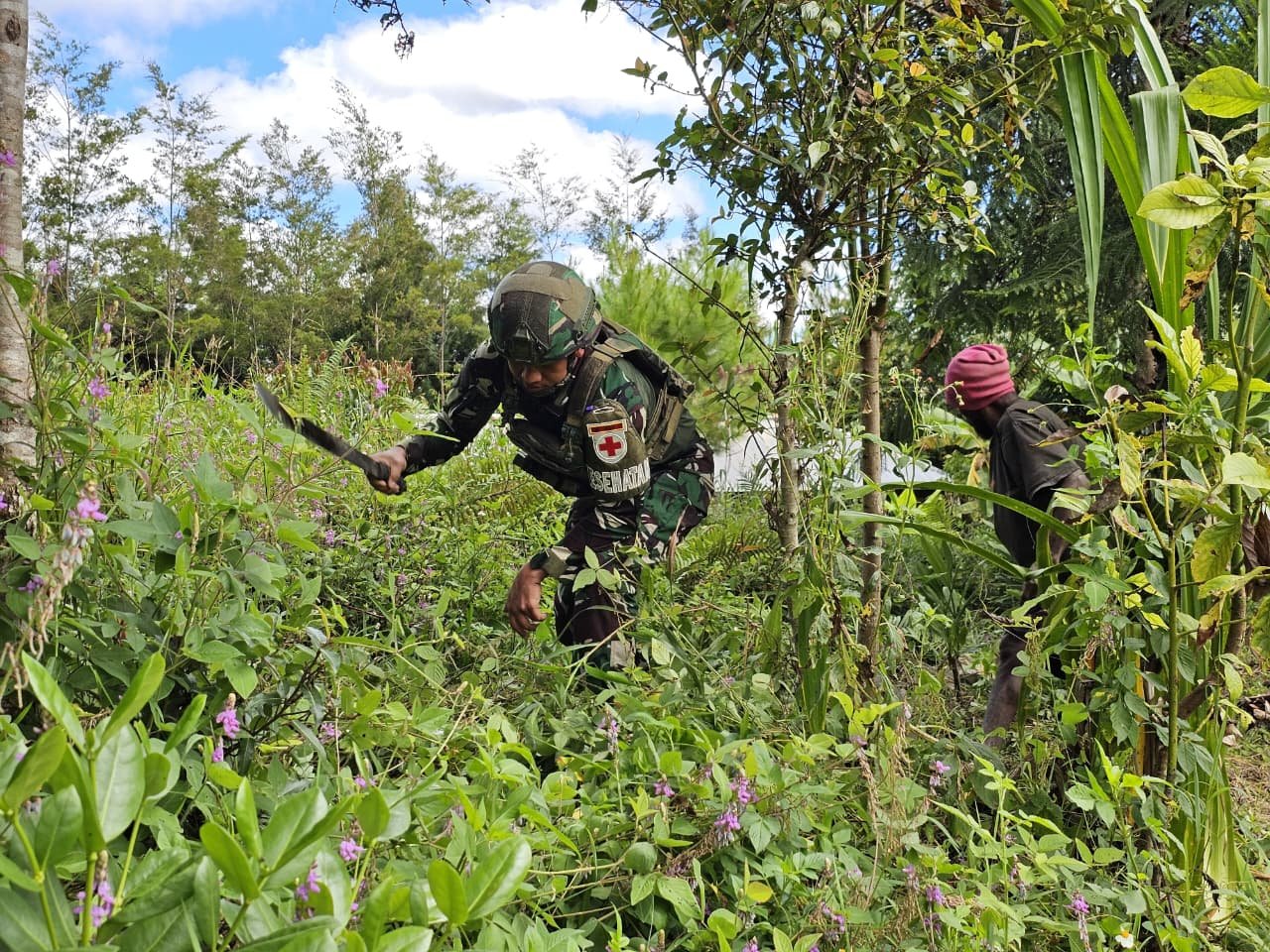 Prajurit bersama warga menerapkan program Honai Sehat Satgas Yonif 521/DY melalui karya bakti pembersihan lingkungan pemukiman adat di Distrik Walesi, Kabupaten Jayawijaya. - thewasesanews.com