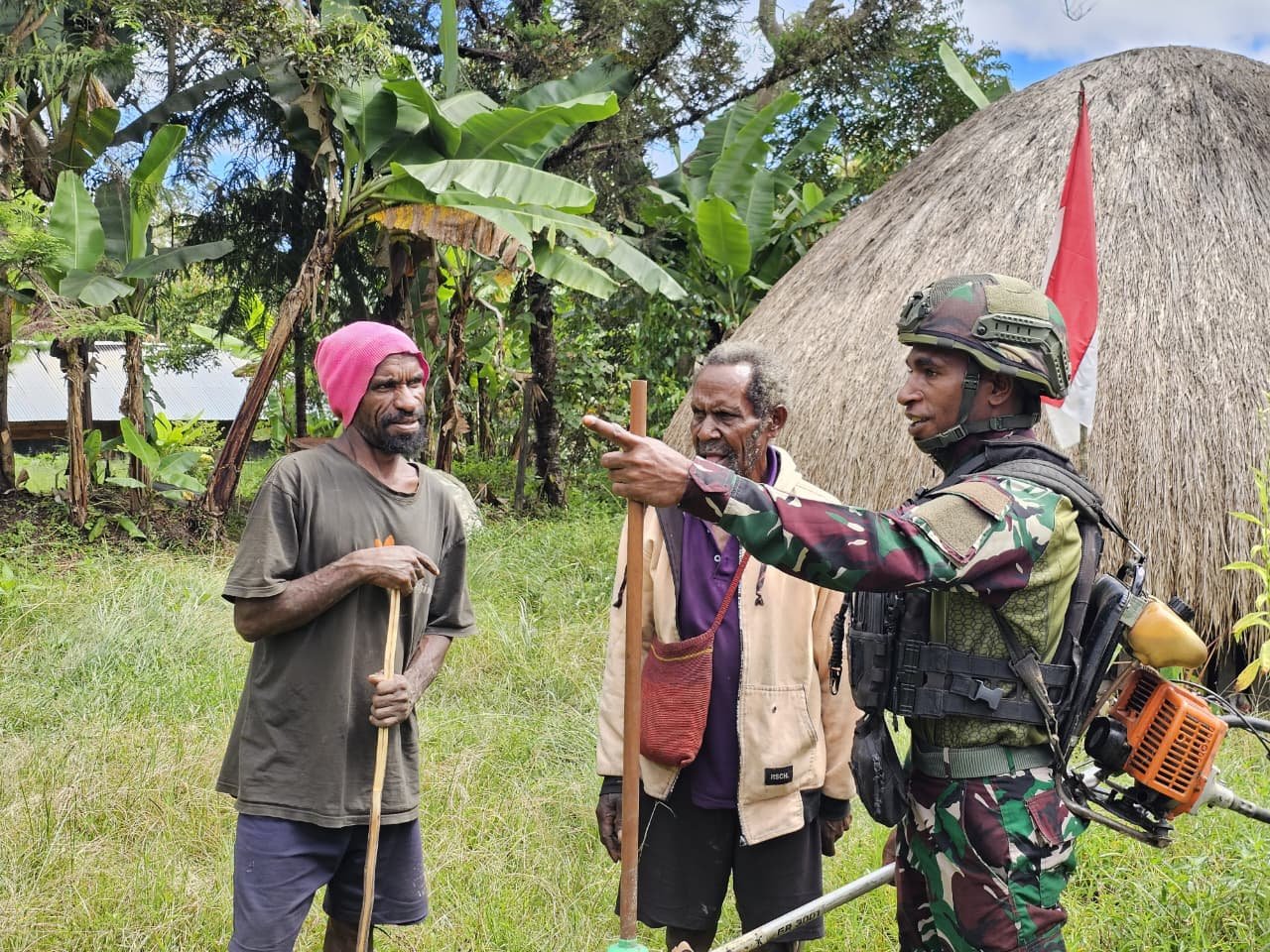 Prajurit bersama warga menerapkan program Honai Sehat Satgas Yonif 521/DY melalui karya bakti pembersihan lingkungan pemukiman adat di Distrik Walesi, Kabupaten Jayawijaya. - thewasesanews.com