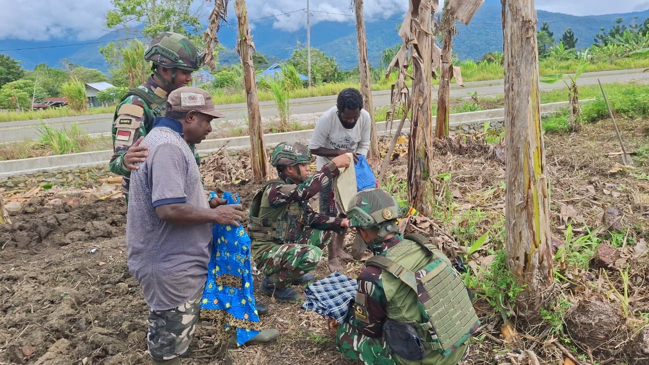Satgas Yonif 521/DY Bantu Petani siapkan lahan pertanian di Kobakma. - thewasesanews.com