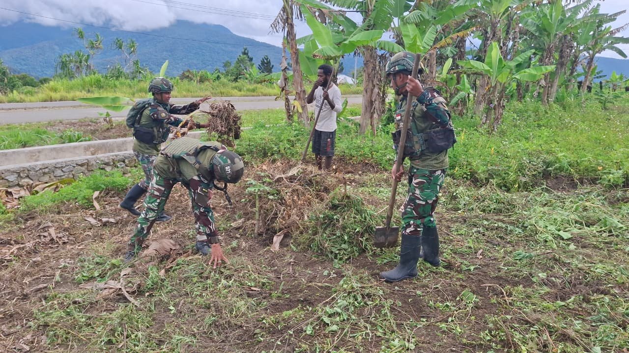 Satgas Yonif 521/DY Bantu Petani siapkan lahan pertanian di Kobakma. - thewasesanews.com