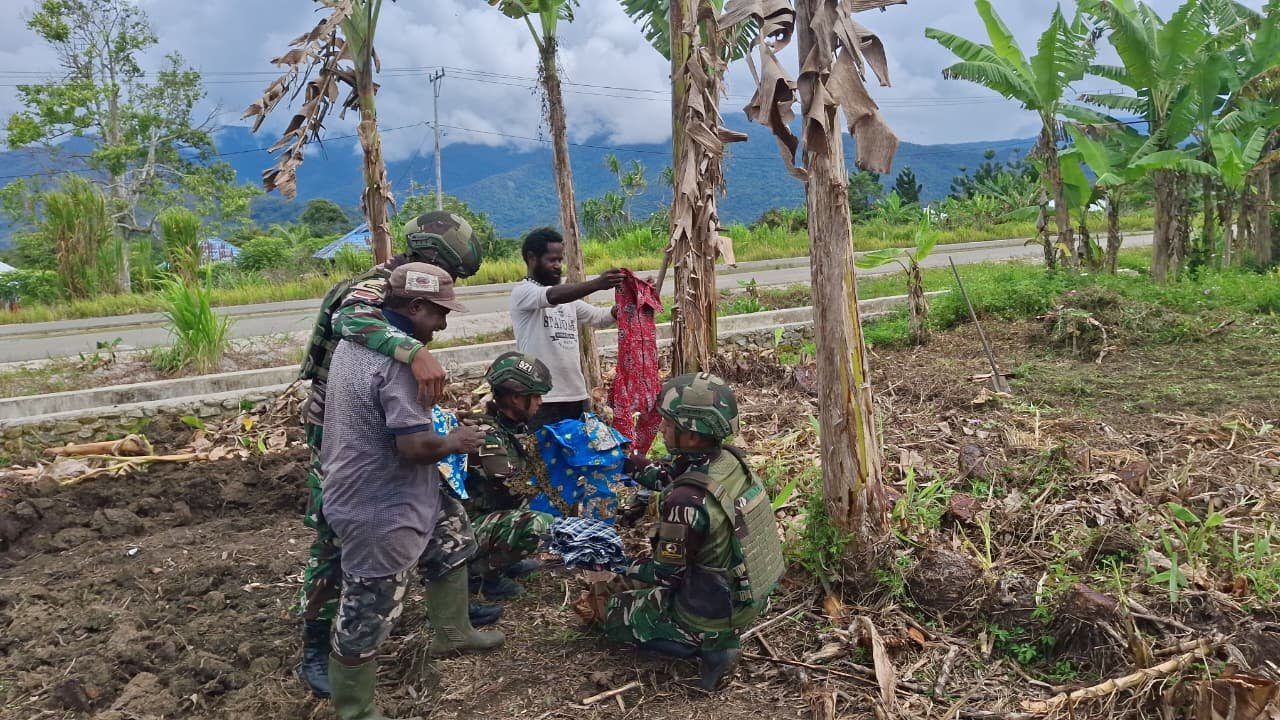 Satgas Yonif 521/DY Bantu Petani siapkan lahan pertanian di Kobakma. - thewasesanews.com