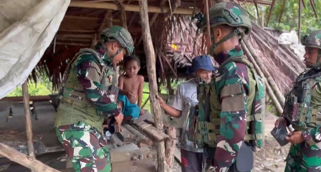 Personel Satgas Yonif 521/DY Ketahanan Pangan membagikan bibit sayuran kepada warga di Distrik Benawa. - thewasesanews.com