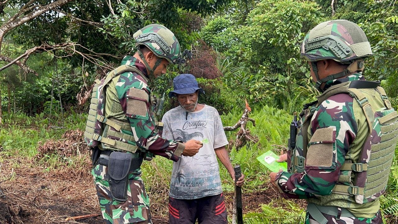 Personel Satgas Yonif 521/DY Ketahanan Pangan membagikan bibit sayuran kepada warga di Distrik Benawa. - thewasesanews.com