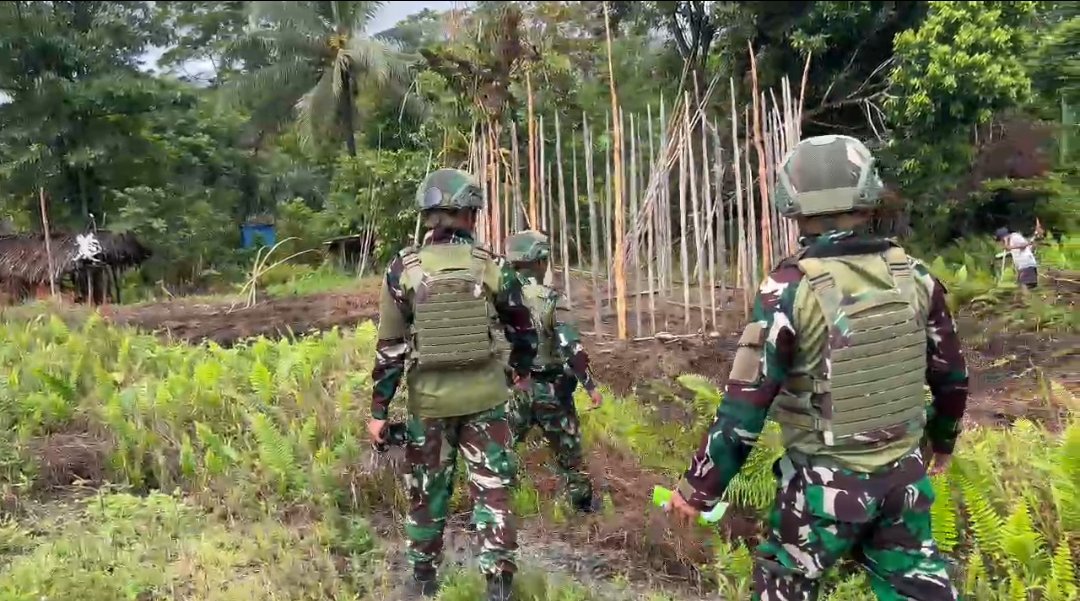 Personel Satgas Yonif 521/DY Ketahanan Pangan membagikan bibit sayuran kepada warga di Distrik Benawa. - thewasesanews.com