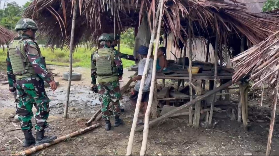 Personel Satgas Yonif 521/DY Ketahanan Pangan membagikan bibit sayuran kepada warga di Distrik Benawa. - thewasesanews.com