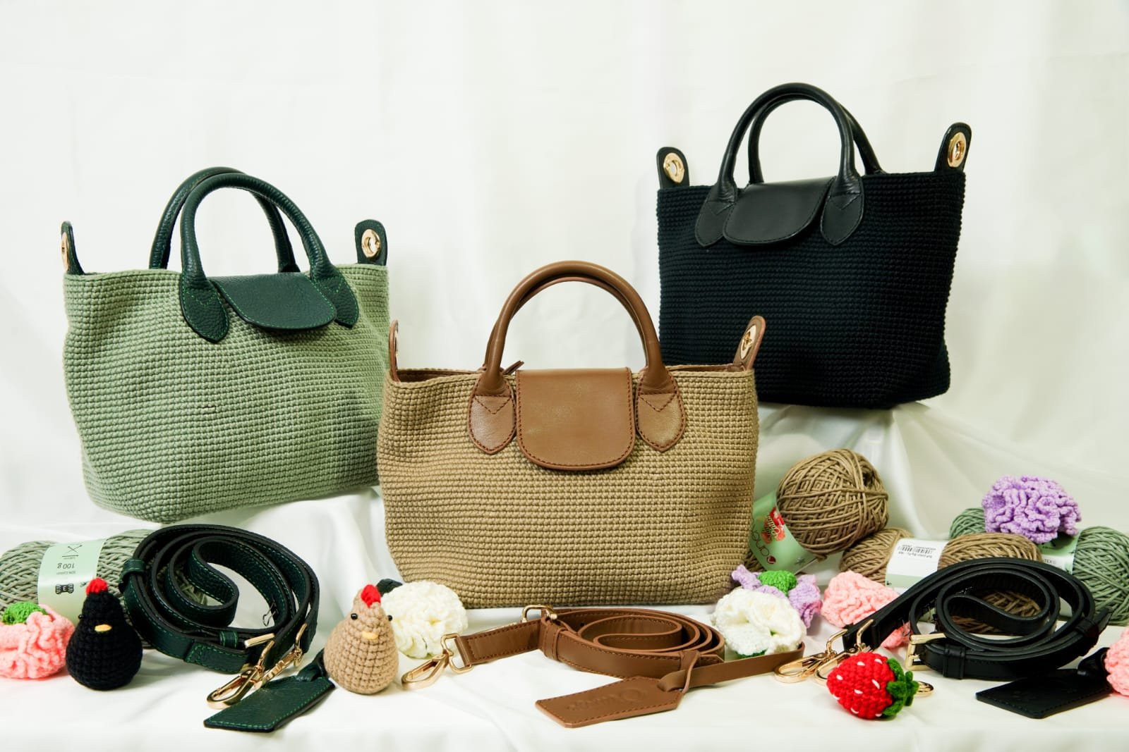 Ny. Zuhria Novianty dari Orange Handmade UMKM Persit Sintelad memamerkan koleksi Earth Series. - thewasesanews.com